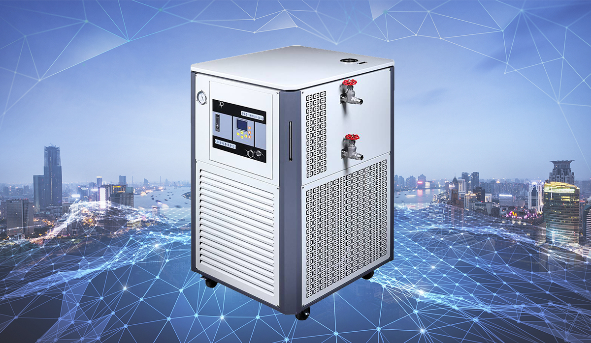 What are the components of the heating chiller